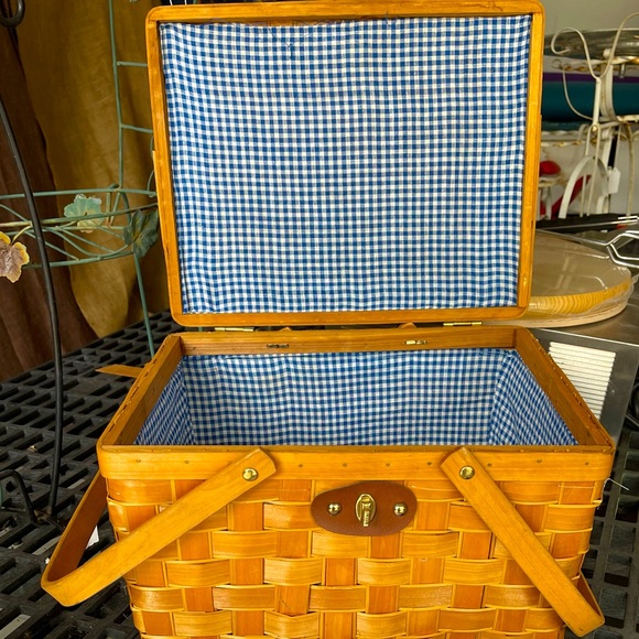 Vintage PICNIC BASKET - Picture 1 of 4